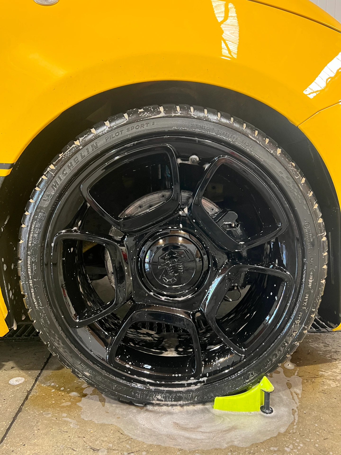 Jante noire d'une Abarth pendant le rinçage chez DCM Morteau