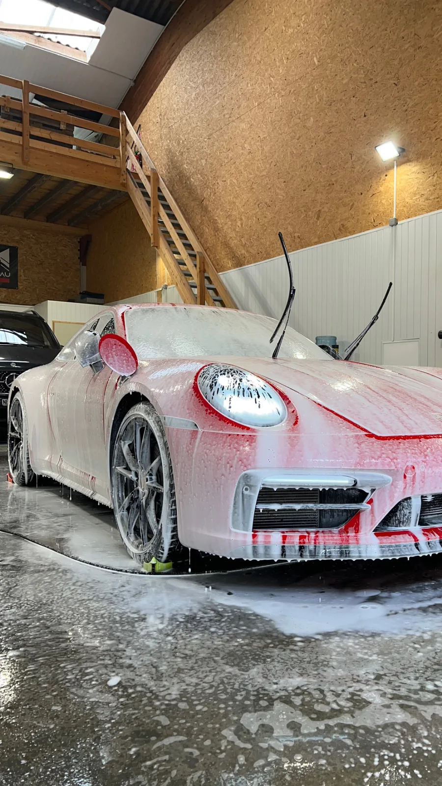 Porsche 911 rouge couverte de mousse active chez DCM Morteau