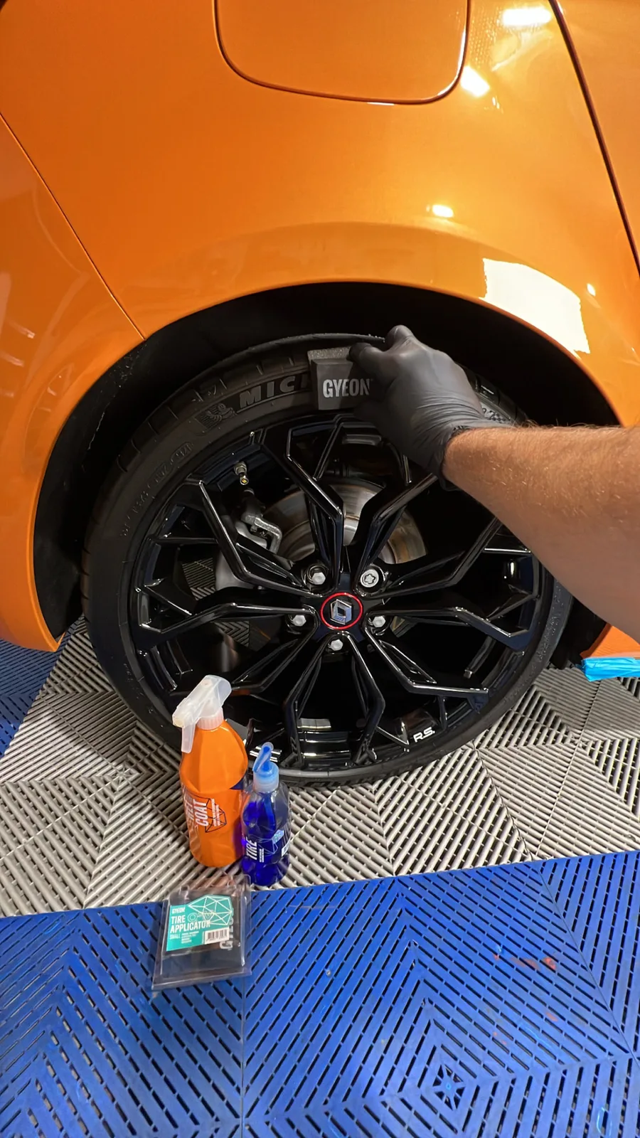 Application d'un soin pneu sur une Renault Mégane RS orange chez DCM Morteau