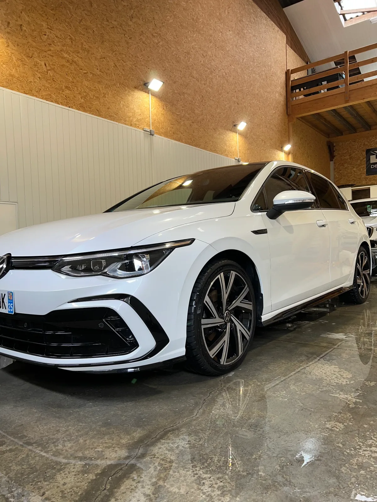 Volkswagen Golf R-Line blanche préparée dans l'atelier DCM Morteau