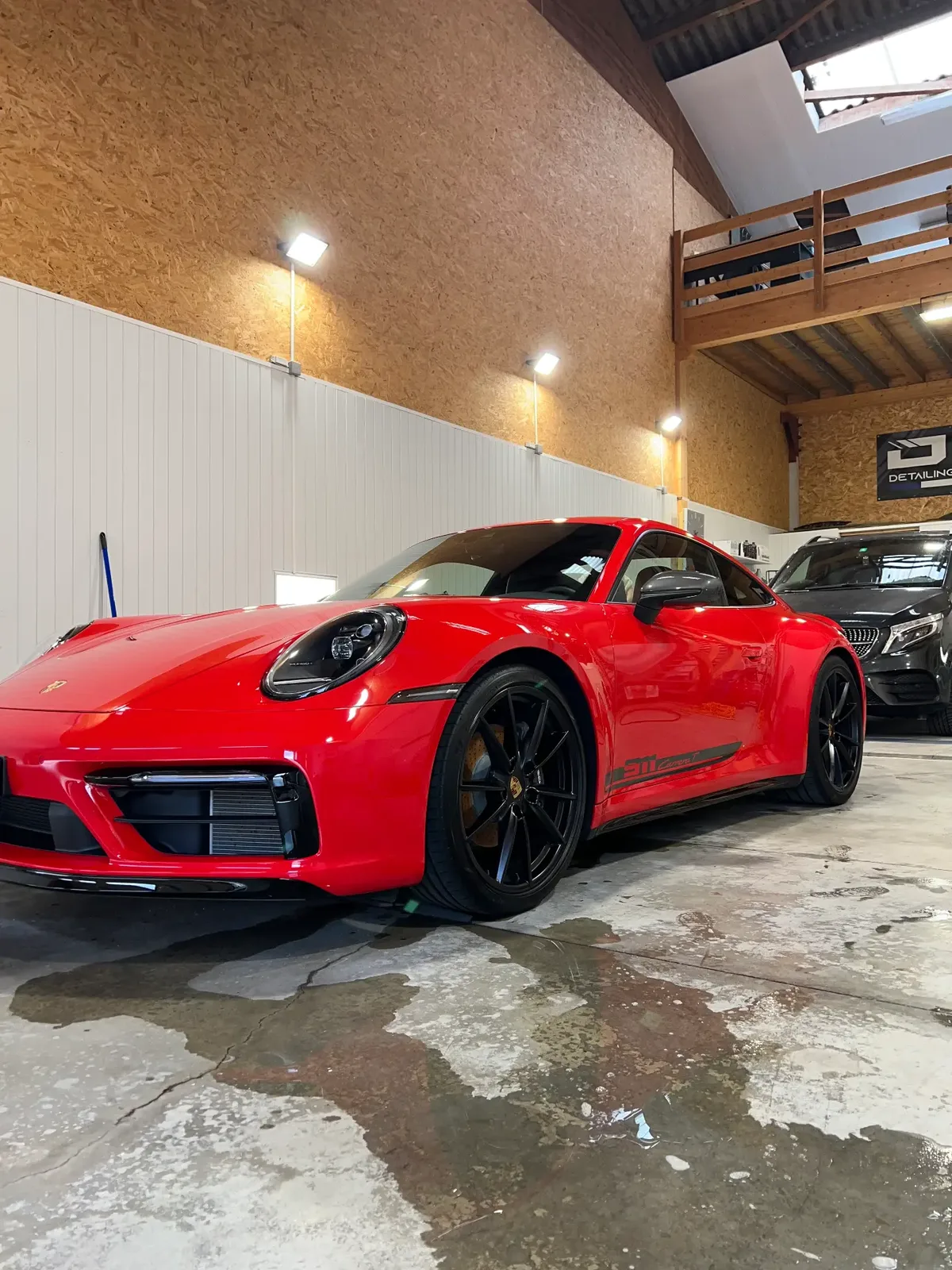 Porsche 911 Carrera T rouge préparée dans l'atelier DCM Morteau