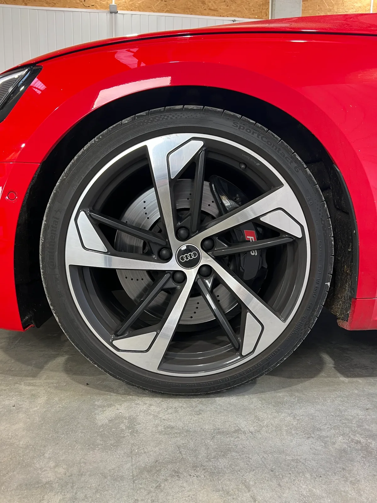 Jante diamantée d'une Audi RS5 rouge entretenue par DCM Morteau