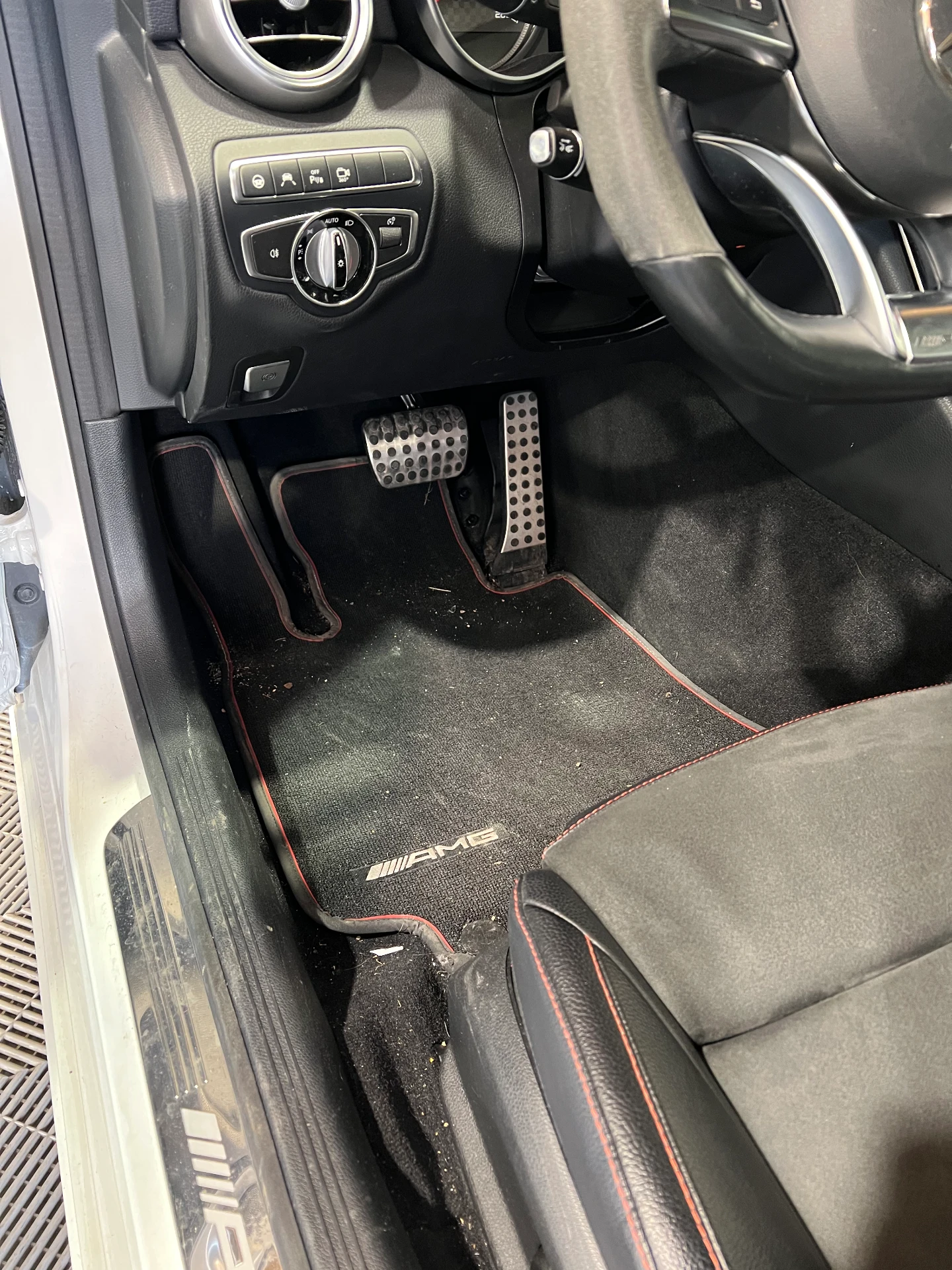 Habitacle Mercedes AMG avant remise en état par DCM Morteau
