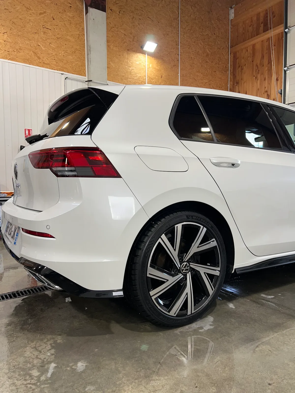 Arrière d'une Volkswagen Golf R-Line blanche chez DCM Morteau