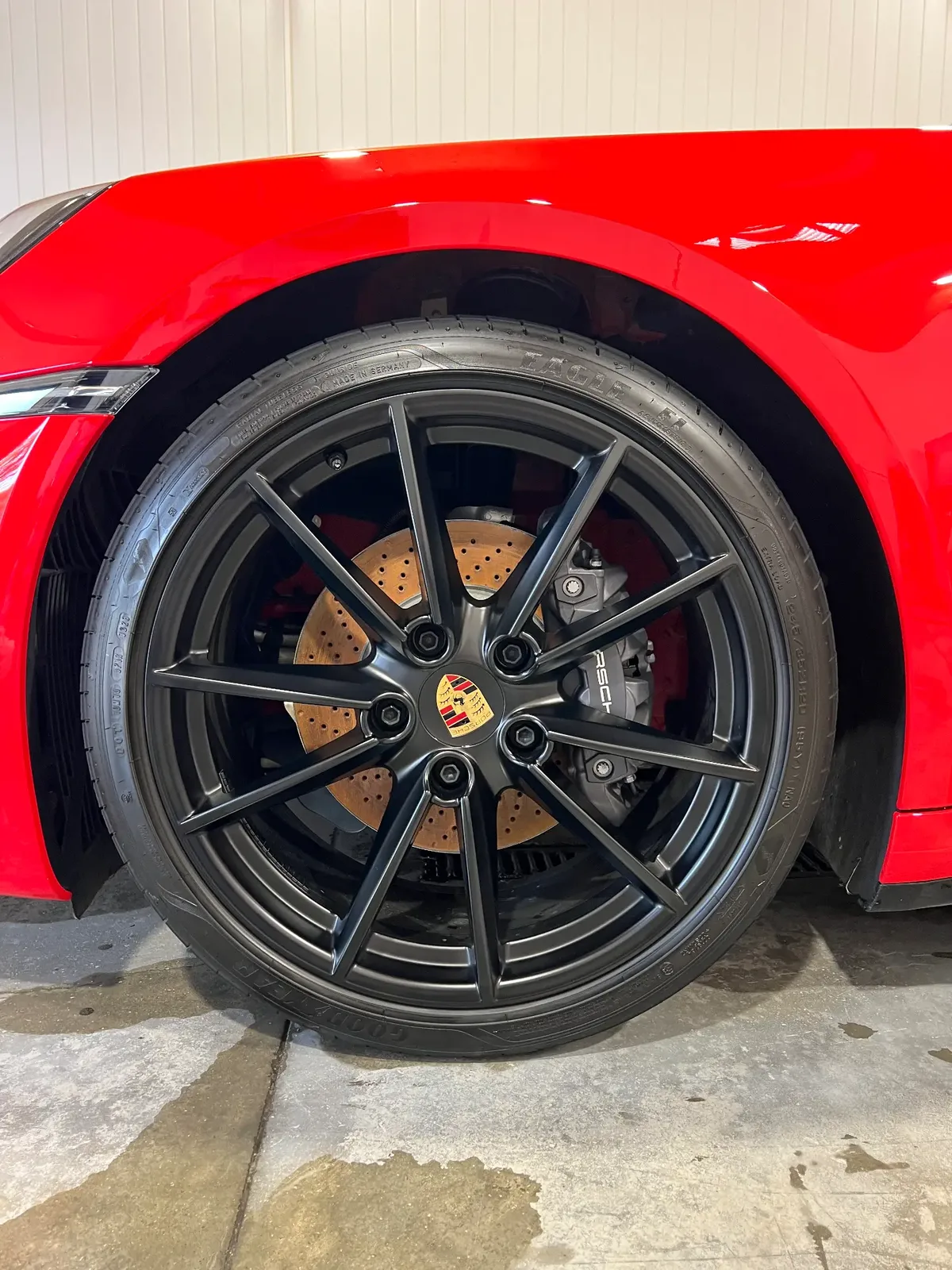 Jante noire de Porsche 911 nettoyée par DCM Morteau