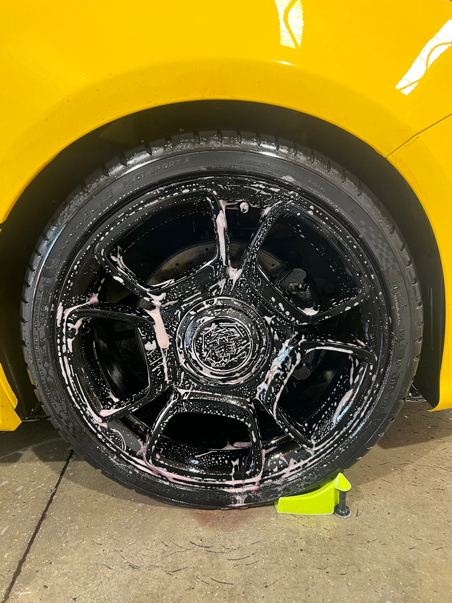 Produit nettoyant en action sur une jante d'Abarth chez DCM Morteau