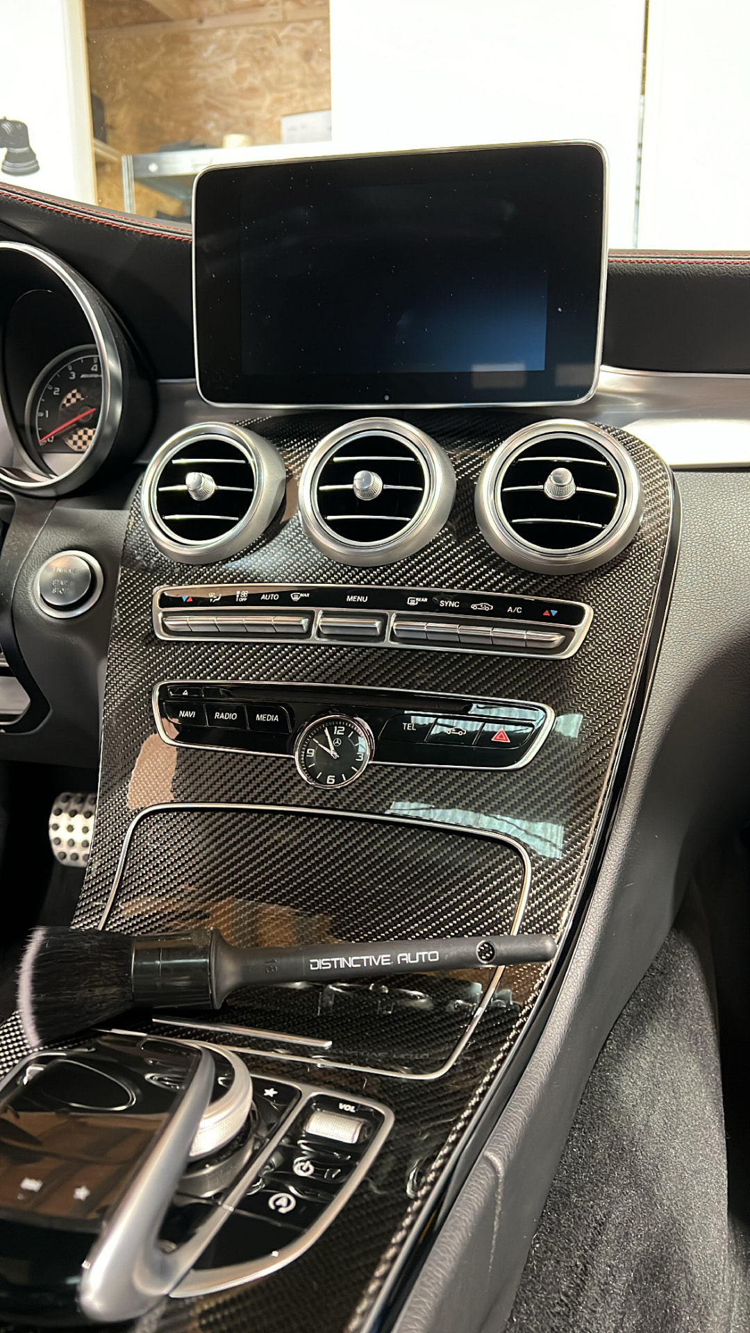 Console centrale en carbone d'une Mercedes entretenue par DCM Morteau