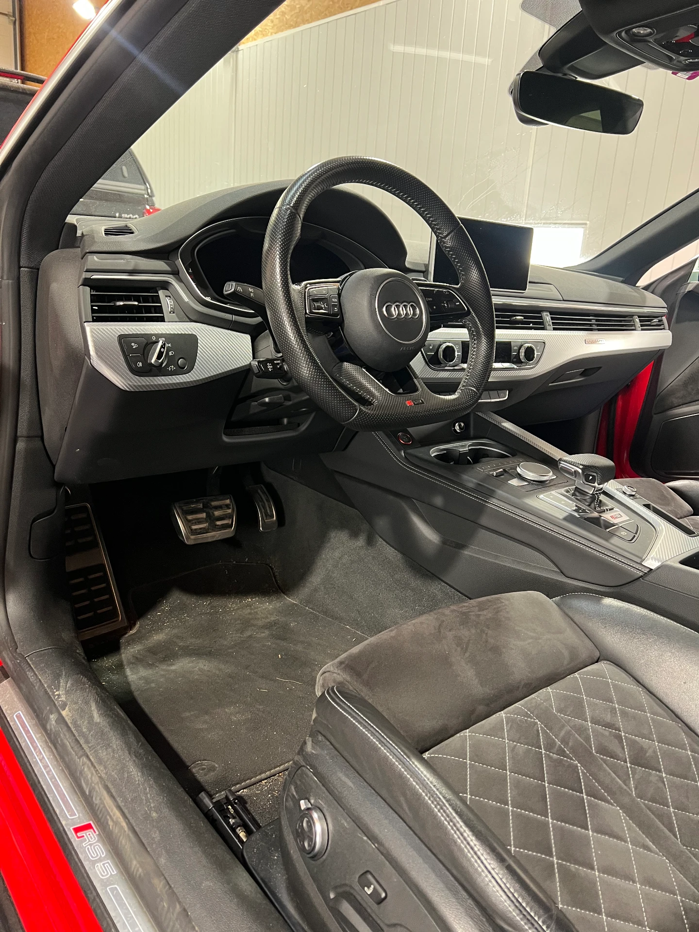 Habitacle d'une Audi RS5 avant nettoyage approfondi chez DCM Morteau